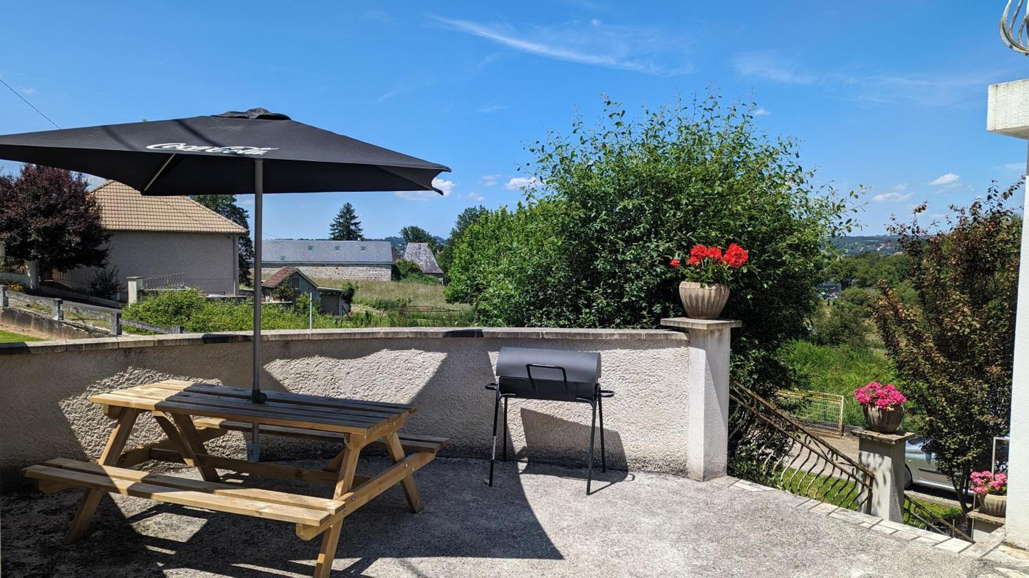 Logement A Brive Proche Centre-Ville Et Campagne - Climatisation, Wifi, Coin Exterieur Et Parking Prives Exterior photo